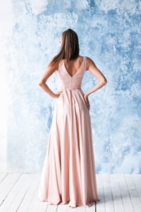 Купить Платье в пол цвета пудры с кружевной отделкой и разрезом на юбке с бесплатной доставкой