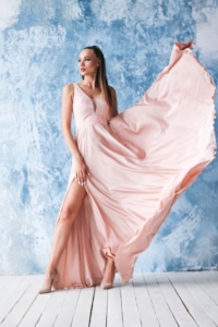 Заказать Платье в пол цвета пудры с кружевной отделкой и разрезом на юбке в интернет-магазине