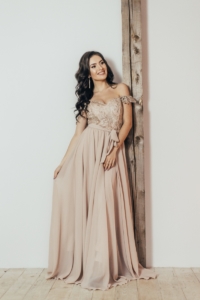 Вечернее платье-корсет бежевого цвета с кружевом и шифоновой юбкой купить в интернет-магазине