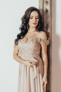 Вечернее платье-корсет бежевого цвета с кружевом и шифоновой юбкой заказать с примеркой