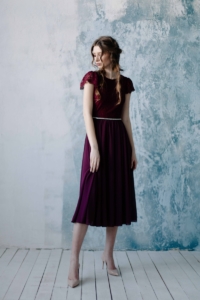 Коктейльное платье миди вишневого цвета с вырезом на спине купить в интернет-магазине