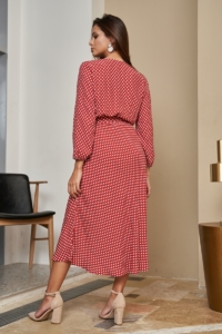 Заказать онлайн Красное платье в горошек из вискозы длины миди с глубоким вырезом с примеркой