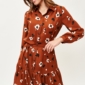 Светло-коричневое платье мини с цветочным принтом и воланом купить в интернет-магазине