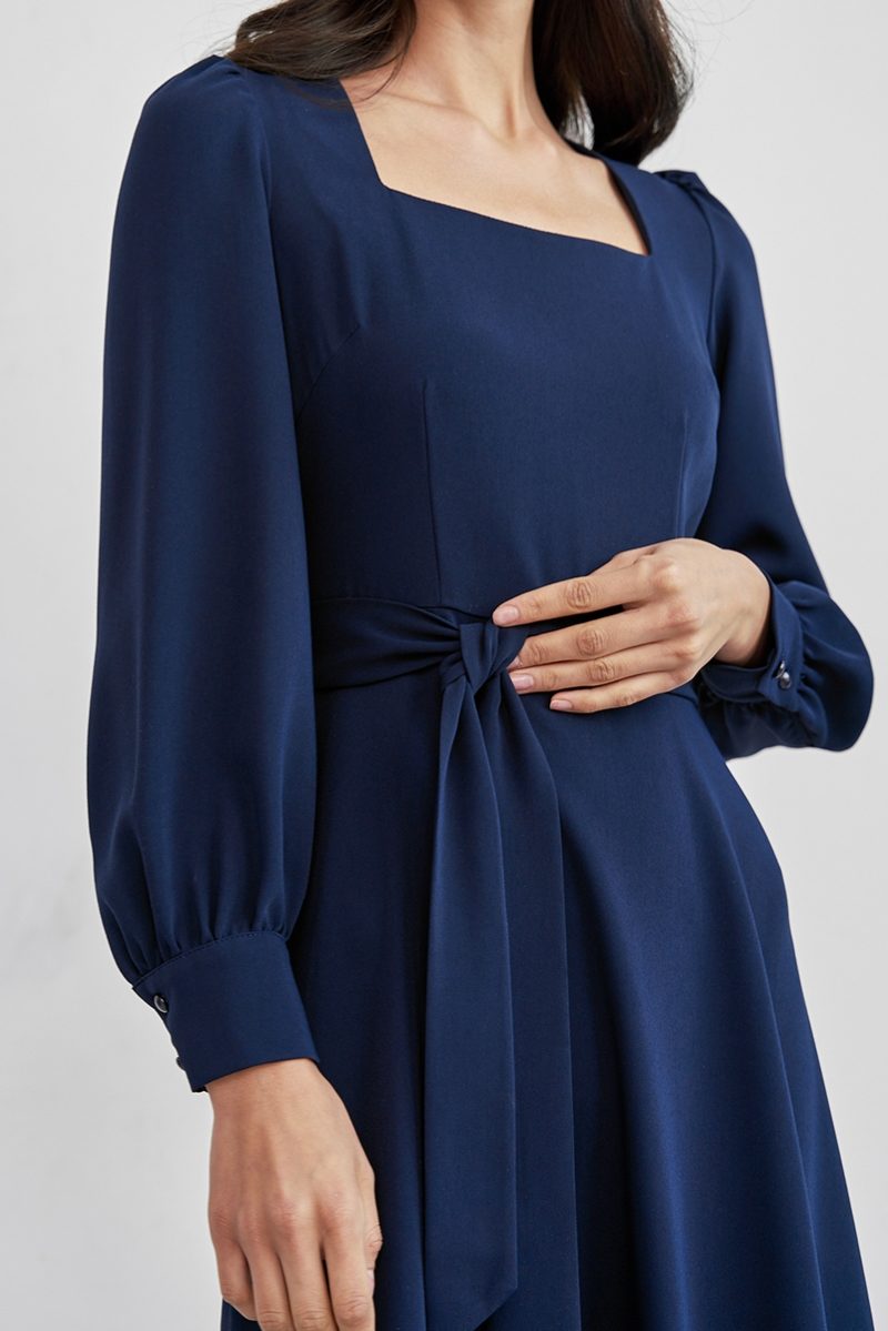 Заказать Темно-синее платье с длинными рукавами и расклешенной юбкой в интернет-магазине