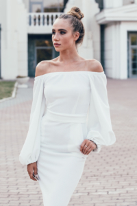 Белое платье миди с открытыми плечами и пышными рукавами на свадьбу в интернет-магазине