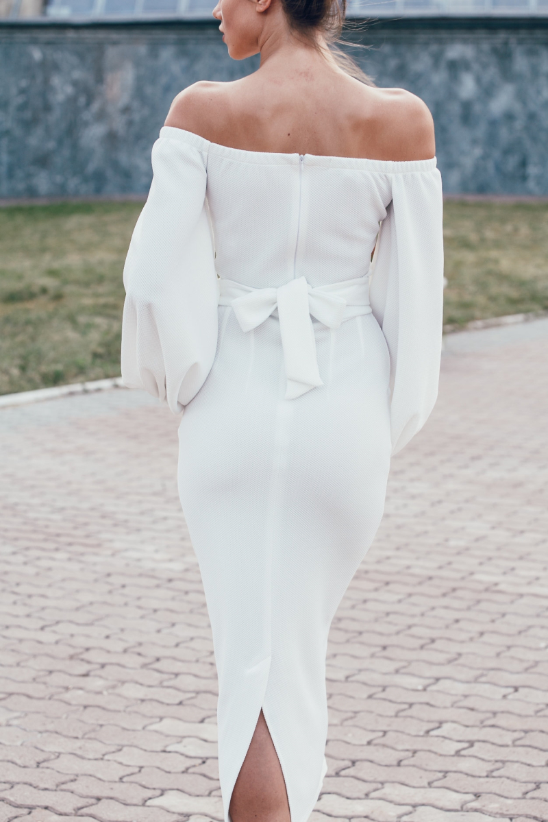 Белое платье миди с открытыми плечами и пышными рукавами