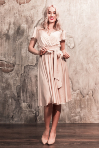 Бежевое платье в греческом стиле из шелка длины миди купить в интернет-магазине