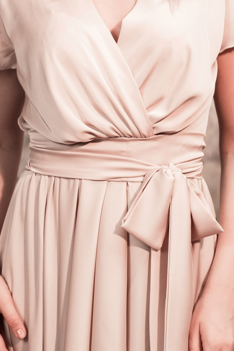 Купить Бежевое платье в греческом стиле из шелка длины миди с интернет-магазине