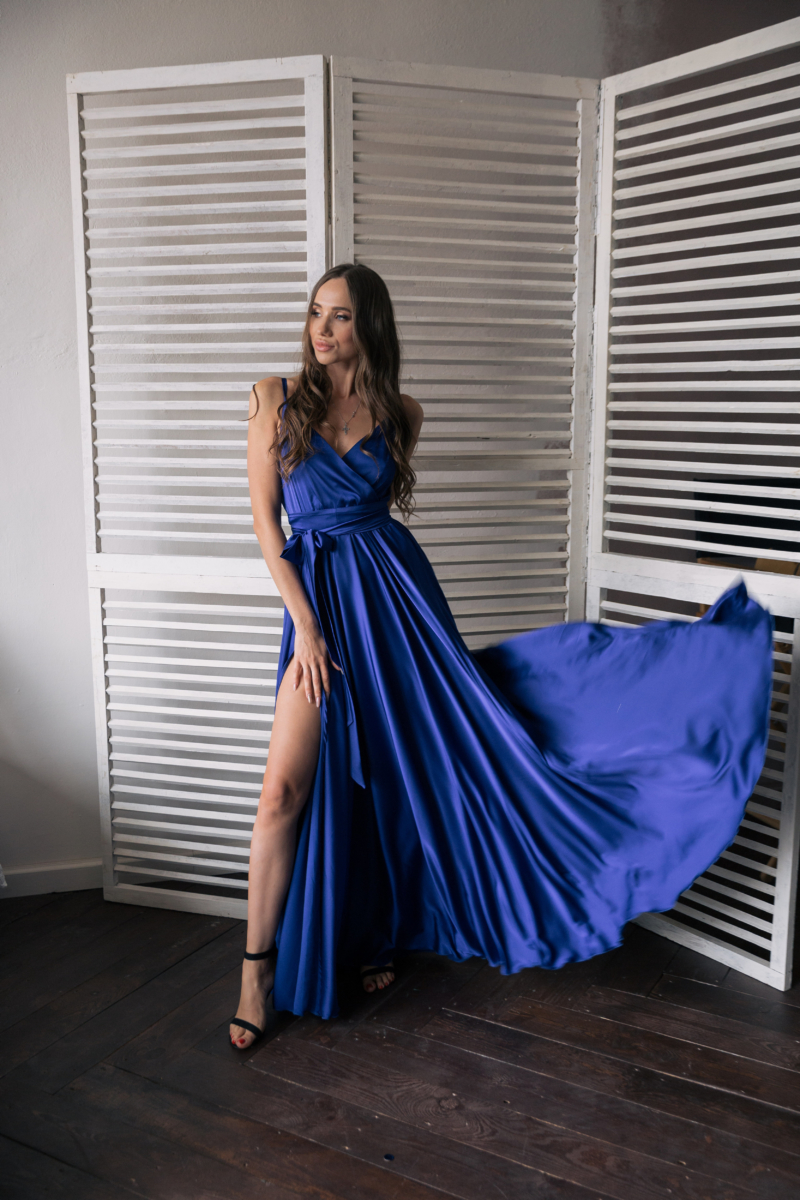 Синее вечернее платье в греческом стиле на тонких бретелях